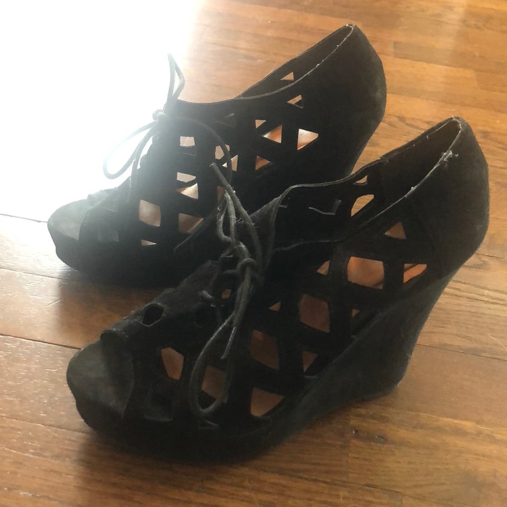 Wedge black heels with a tie